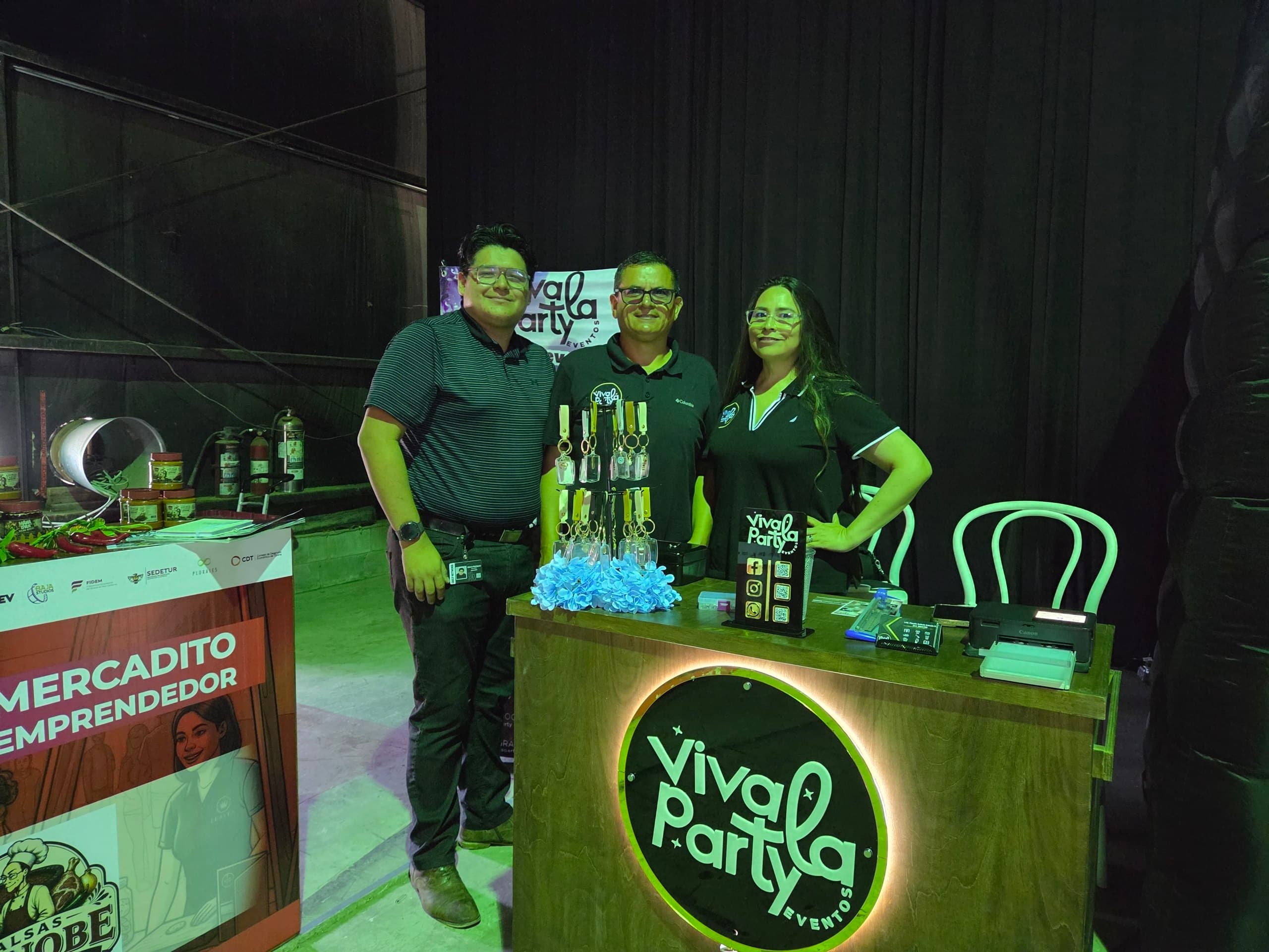 Daily Network Insights connecting with small business owners at a Mercadito Emprendedor market in Mexico